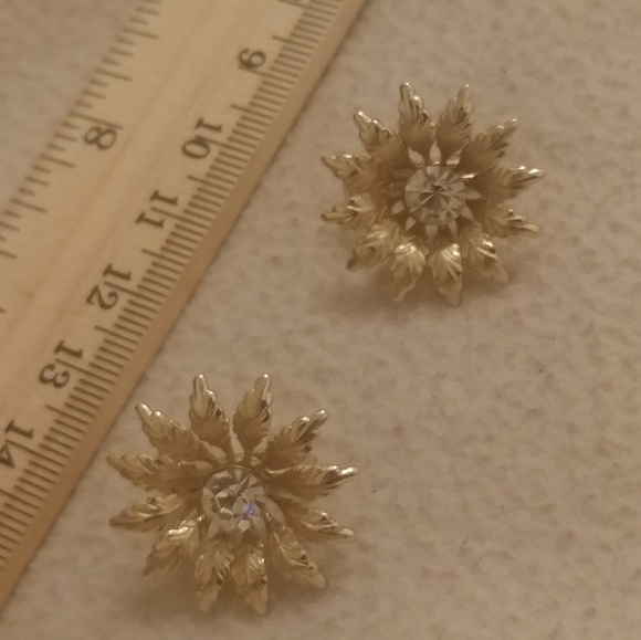 Vintage gold tone coro flower leaf crystal earring - Picture 2 of 6